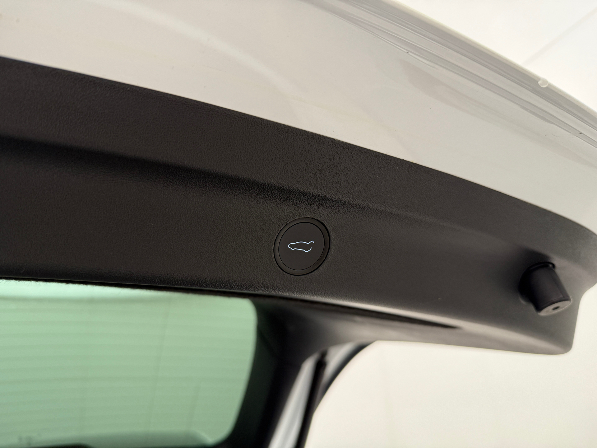 Hvid Tesla Model Y fra 2023