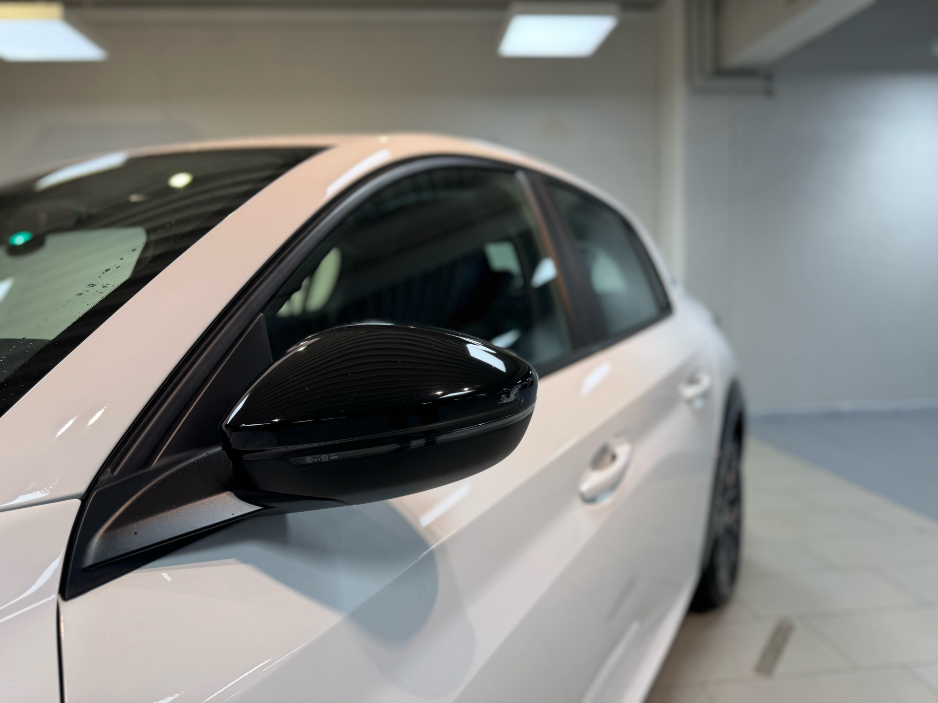 Hvid Peugeot e-208 fra 2022