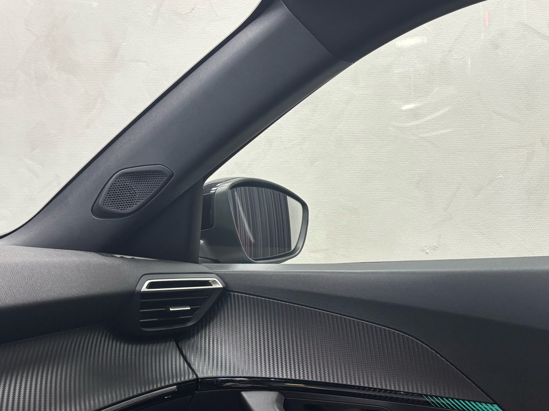 Grå Peugeot e-2008 fra 2023