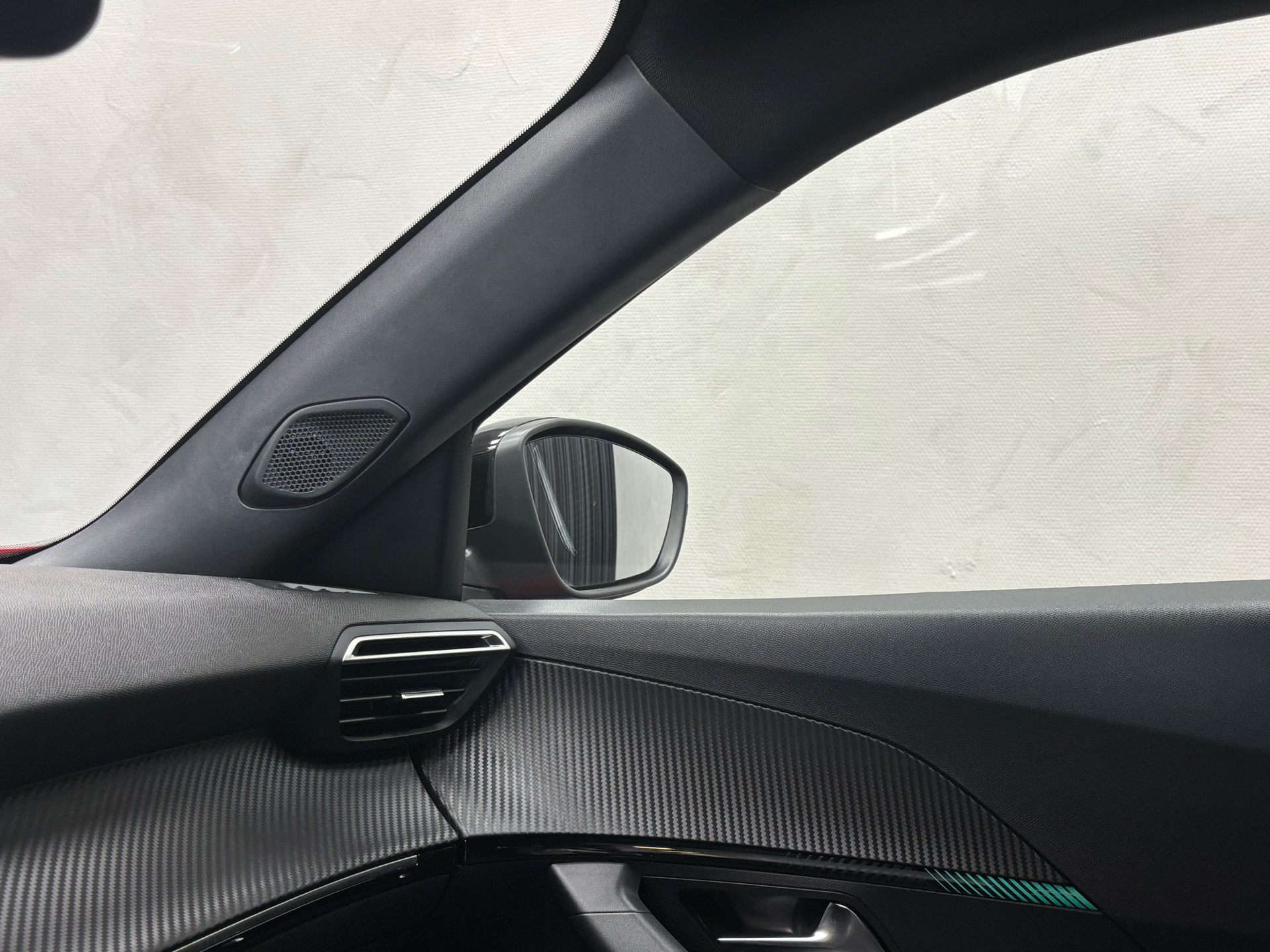 Rød Peugeot e-2008 fra 2023