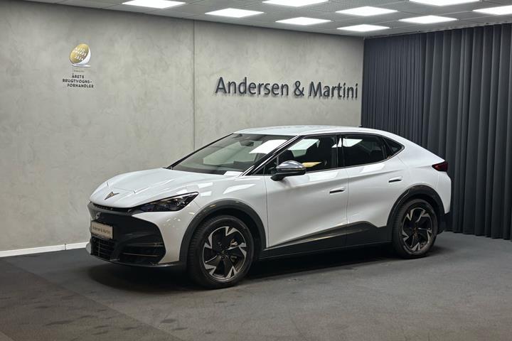 Hvid Cupra Tavascan fra 2025 set udefra