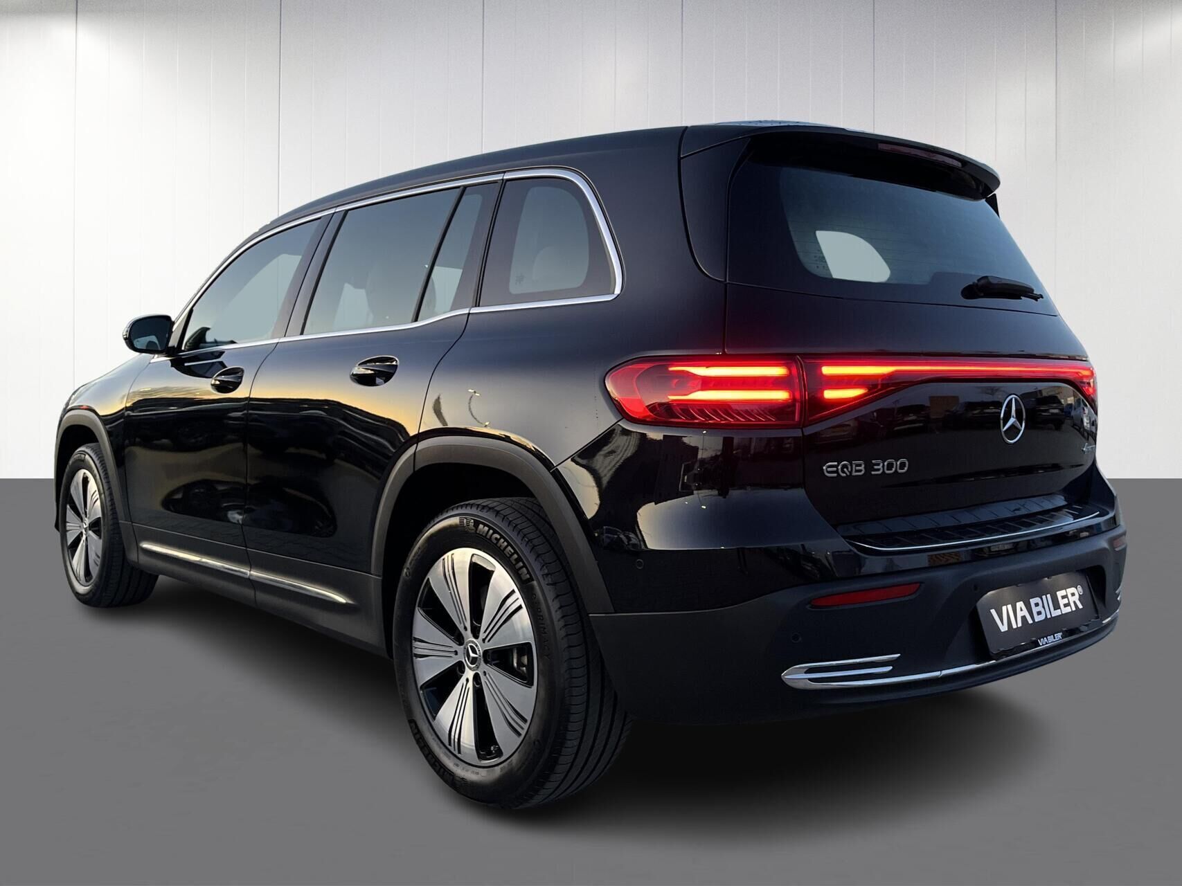 Sort Mercedes EQB300 fra 2024