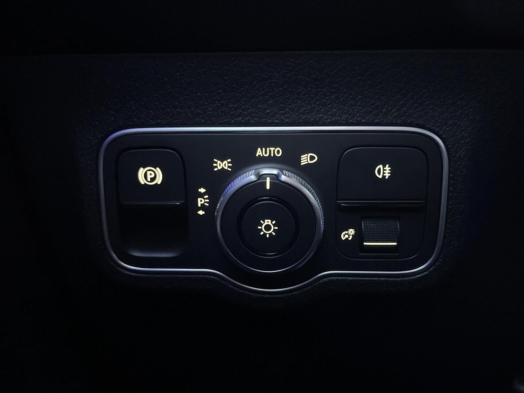 Sort Mercedes EQB300 fra 2024