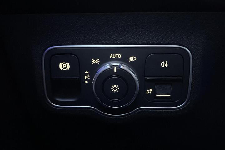 Sort Mercedes EQB300 fra 2024