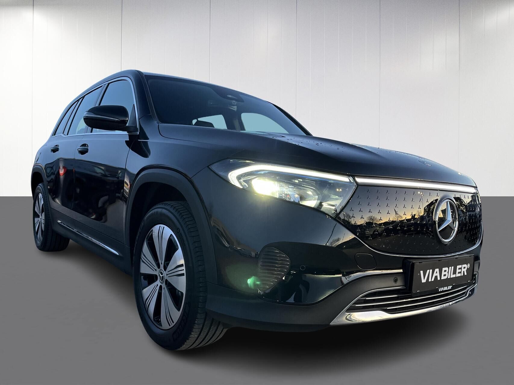 Sort Mercedes EQB300 fra 2024