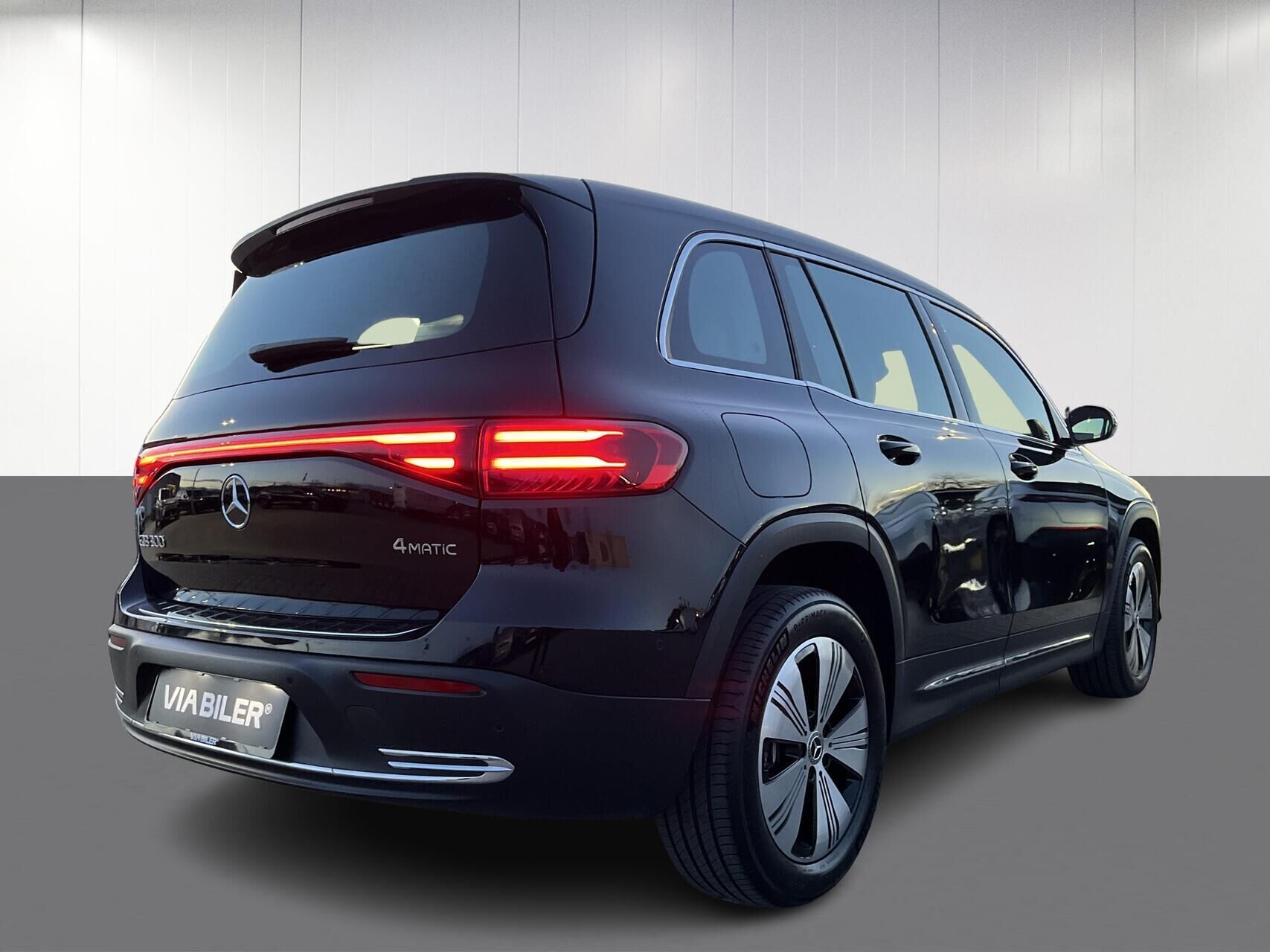 Sort Mercedes EQB300 fra 2024
