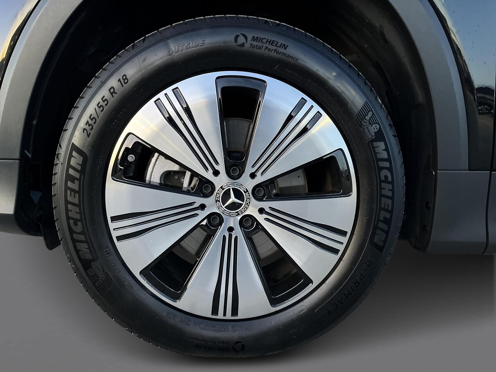 Sort Mercedes EQB 300 fra 2024