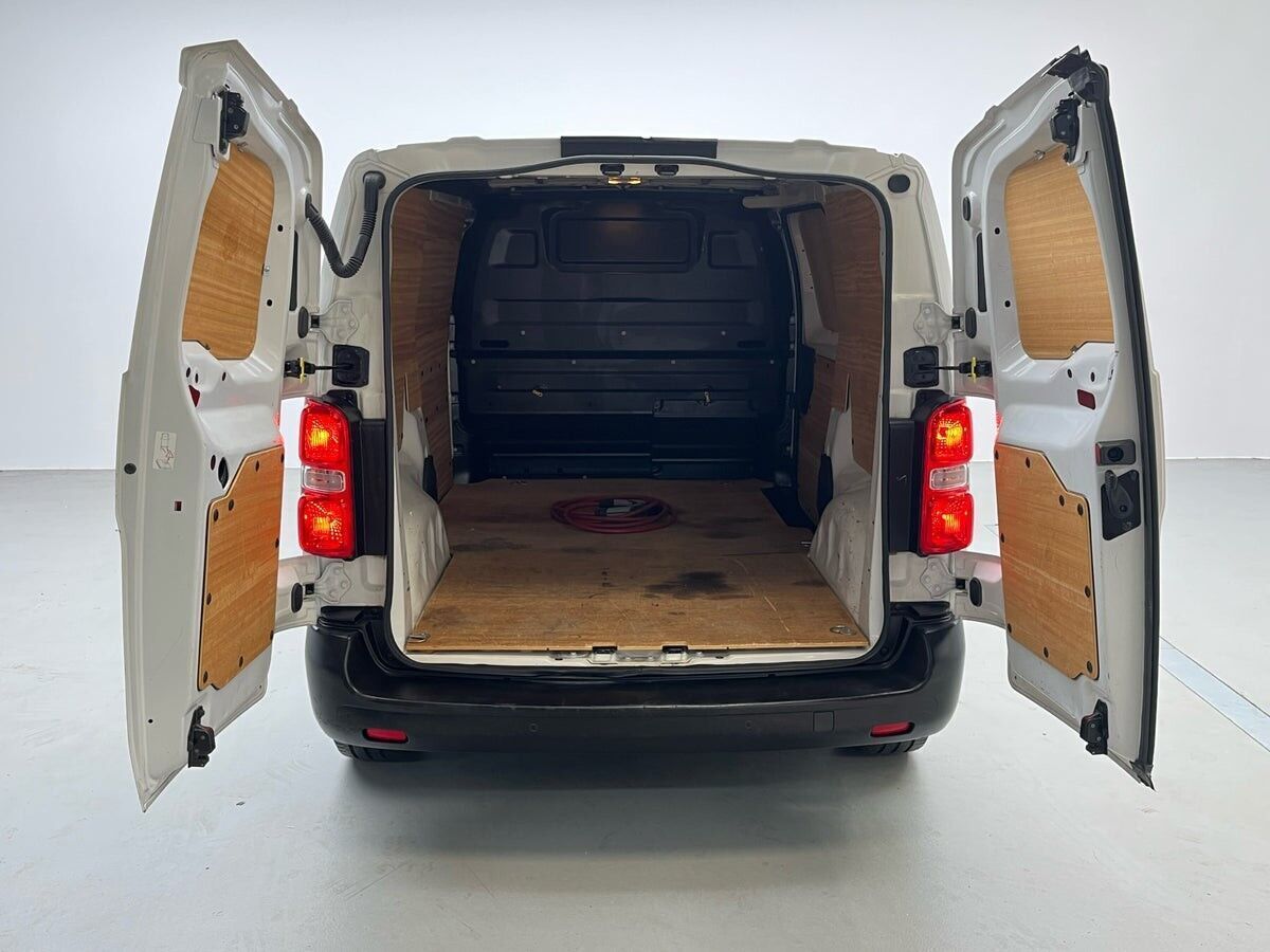 Hvid Peugeot e-Expert fra 2021