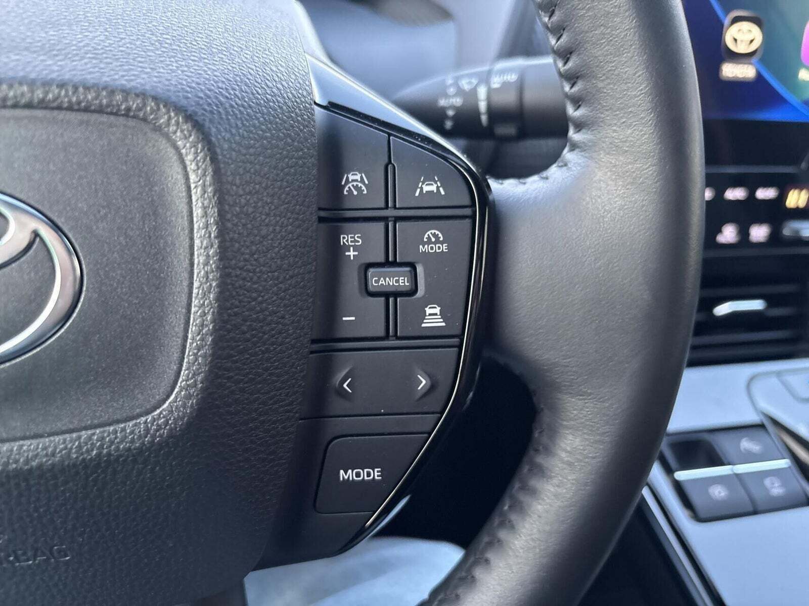 Hvid Toyota BZ4X fra 2023