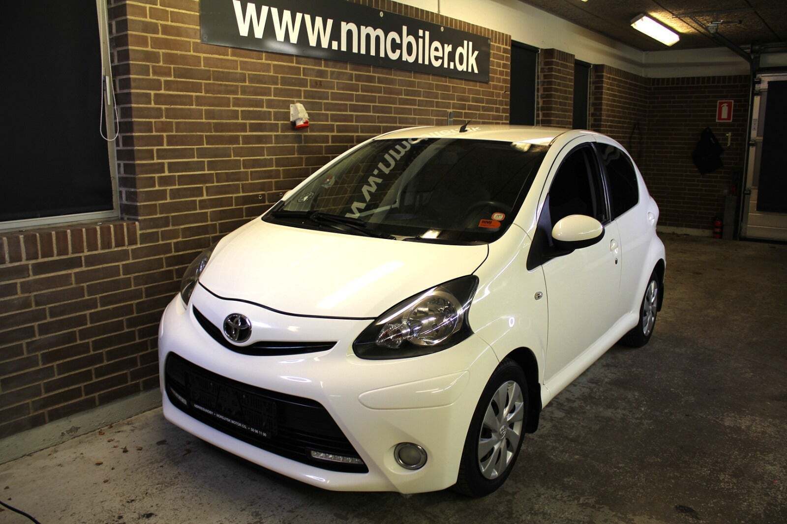 Hvid Toyota Aygo fra 2013