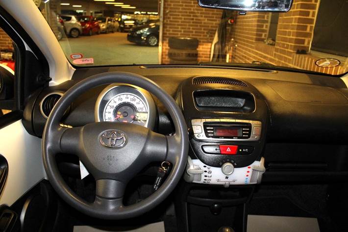 Hvid Toyota Aygo fra 2013