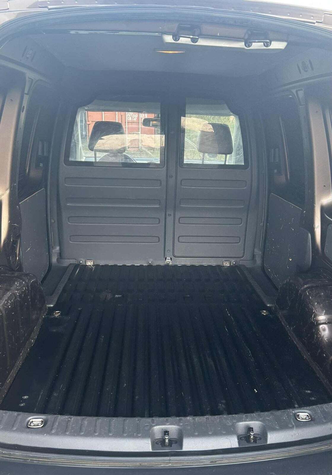 Brun VW Caddy fra 2013 set indefra