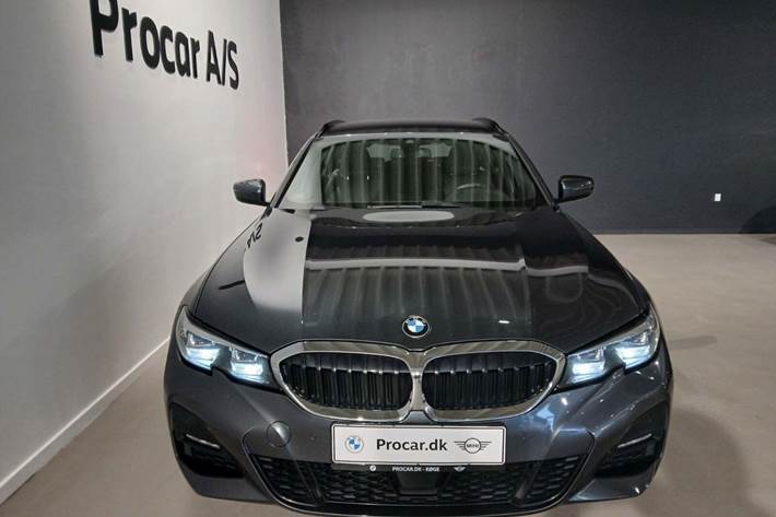 Grå BMW 330i fra 2020 set udefra