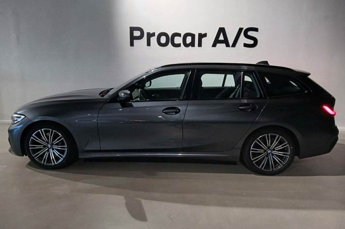 Grå BMW 330i fra 2020