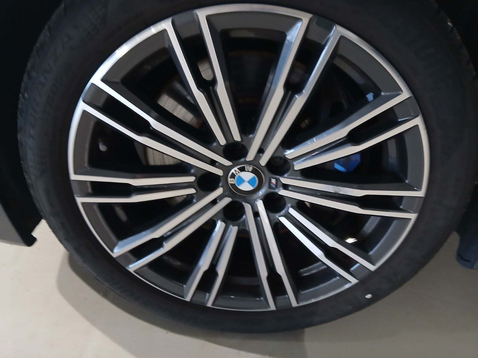 Grå BMW 330i fra 2020 set udefra