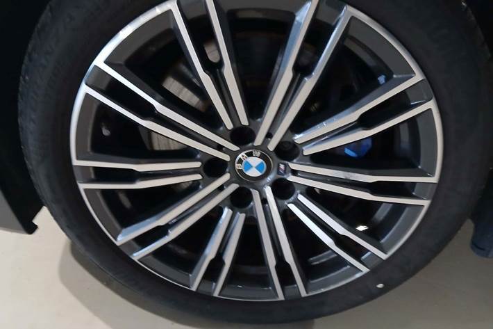 Grå BMW 330i fra 2020 set udefra