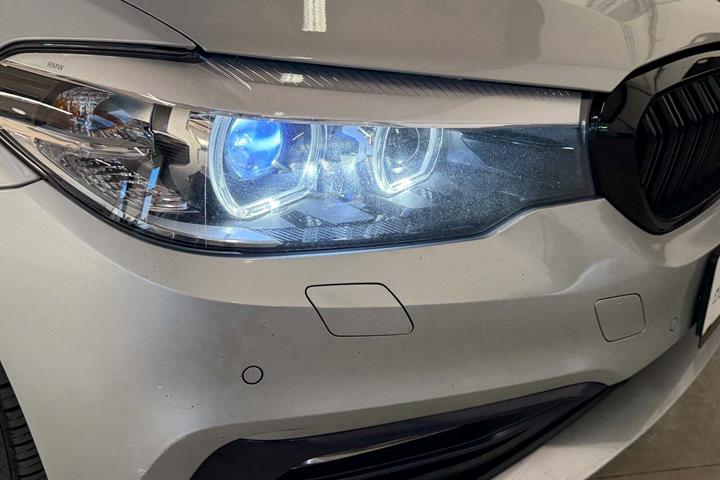 Sølv BMW 520d fra 2017