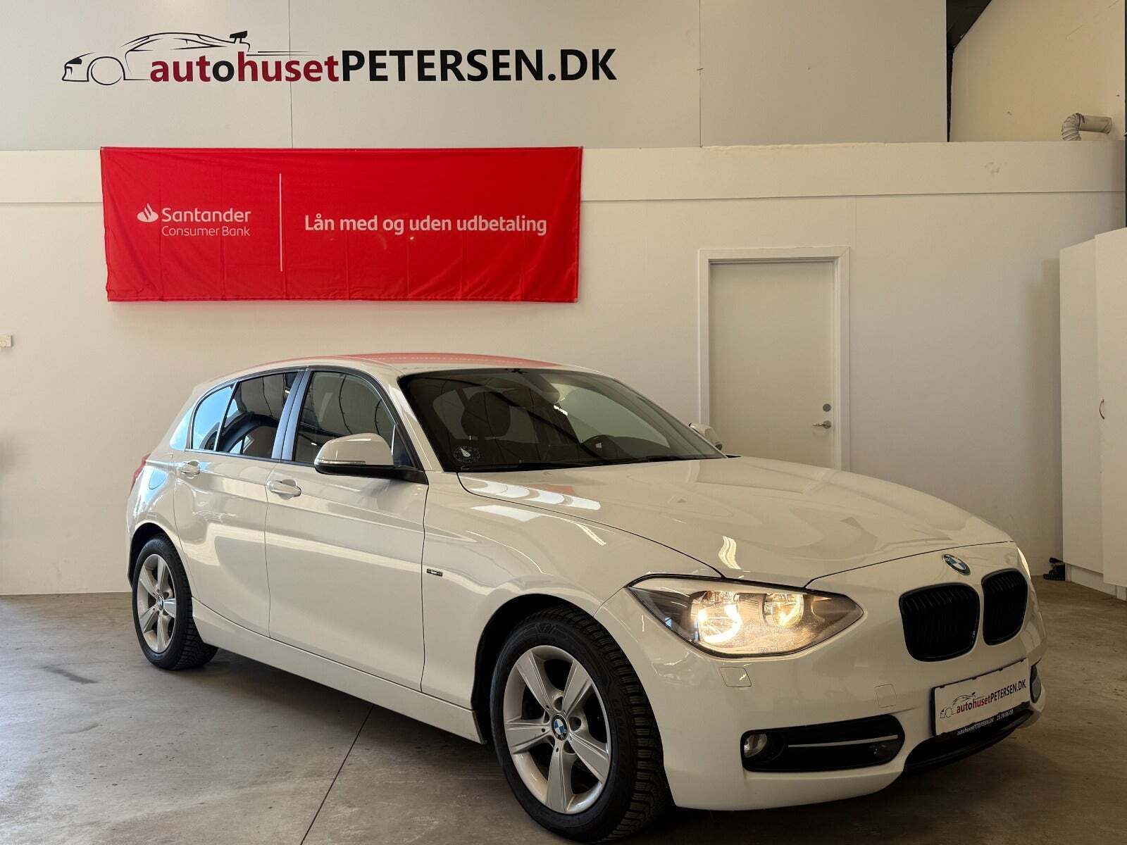 Hvid BMW 116d fra 2014 set udefra