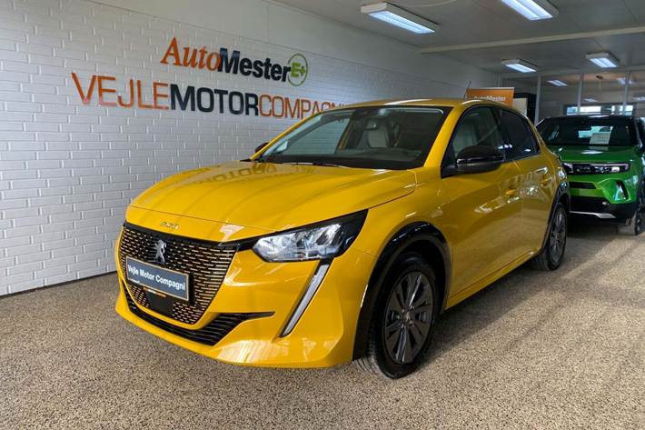 Gul Peugeot e-208 fra 2023 set udefra