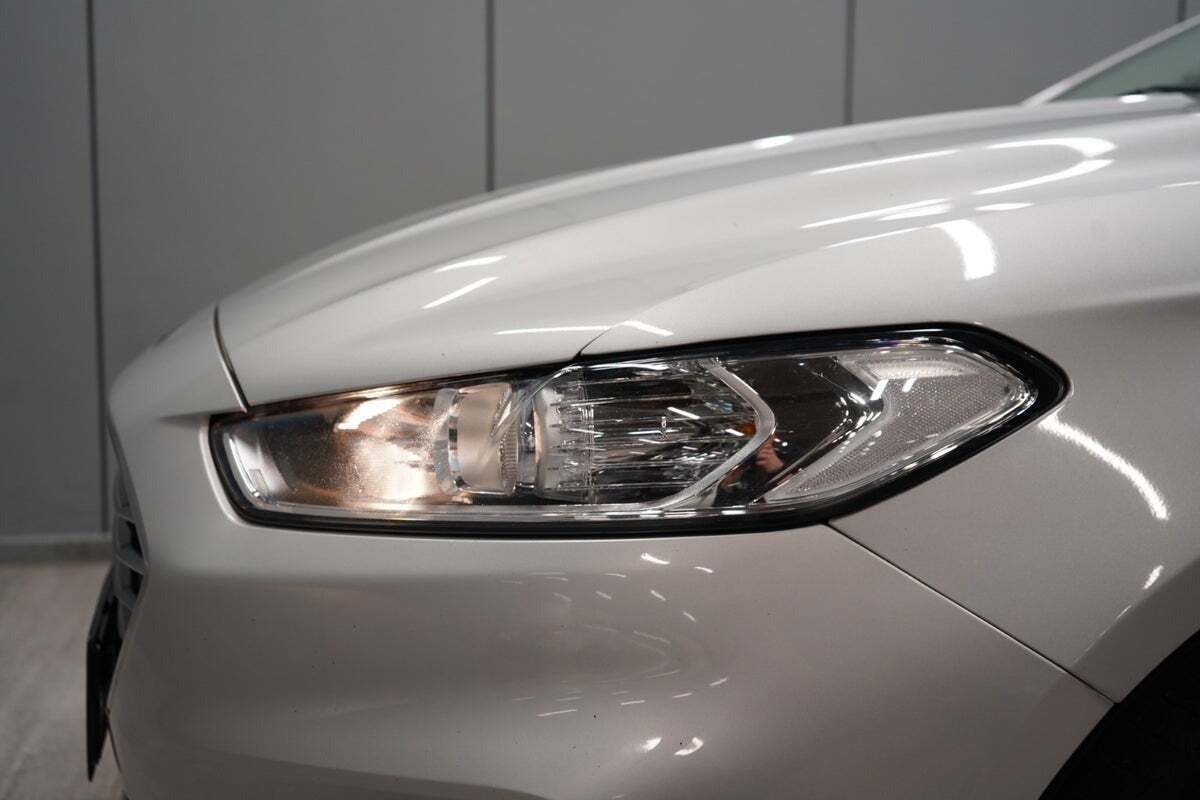 Sølv Ford Mondeo fra 2019