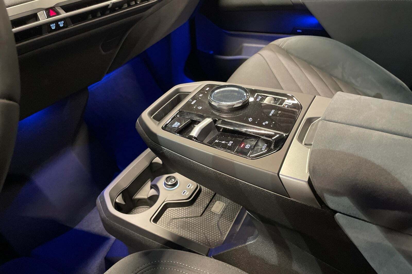 Grå BMW iX fra 2026