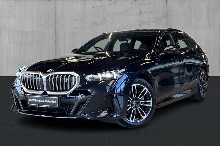 Sort BMW i5 fra 2024 set udefra