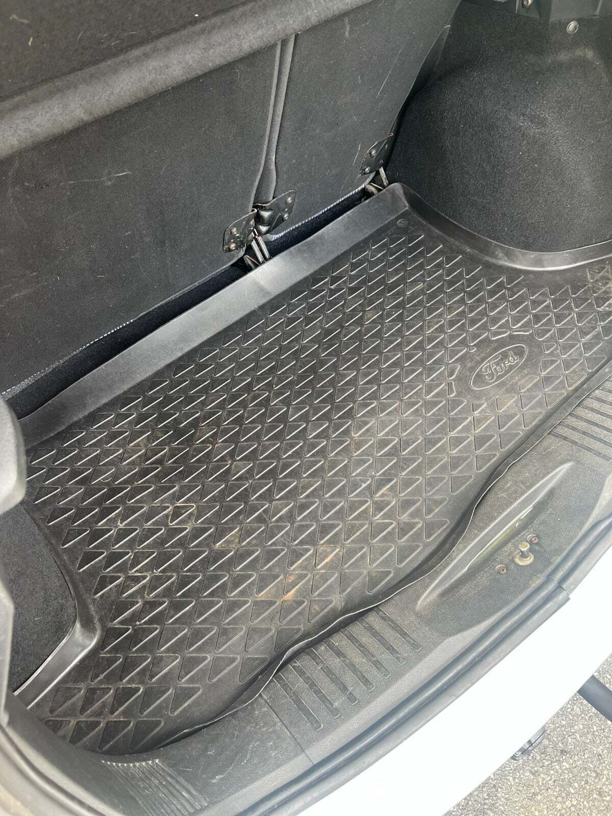 Sølv Ford Fusion fra 2008 set indefra