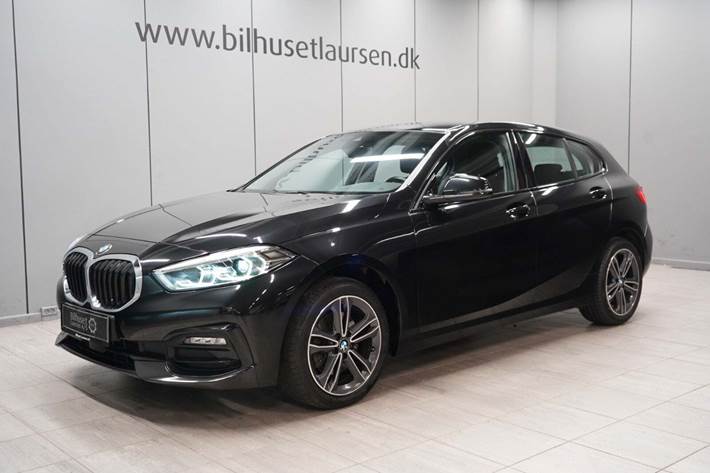 Sort BMW 118i fra 2022 set udefra