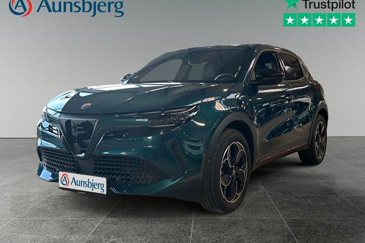Blå Alfa Romeo Junior fra 2024 set udefra