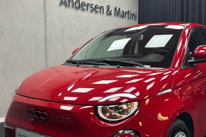 Rød Fiat 500e fra 2023