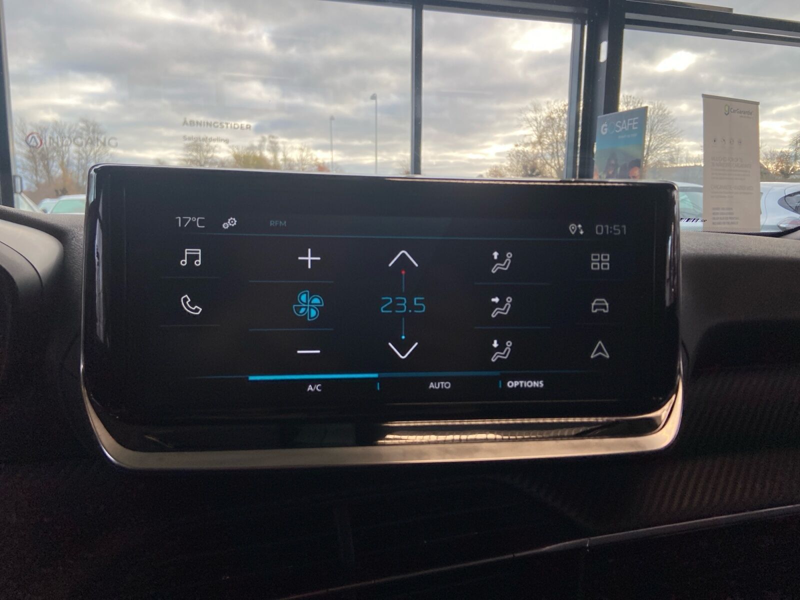 Hvid Peugeot e-2008 fra 2025