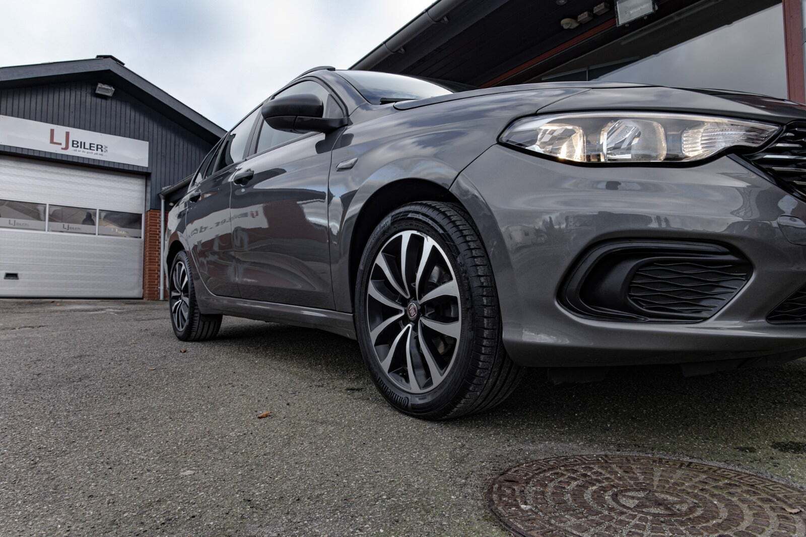 Grå Fiat Tipo fra 2017