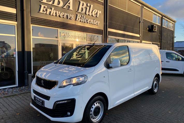 Hvid Peugeot Expert fra 2021 set udefra