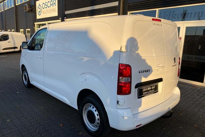 Hvid Peugeot Expert fra 2021 set udefra