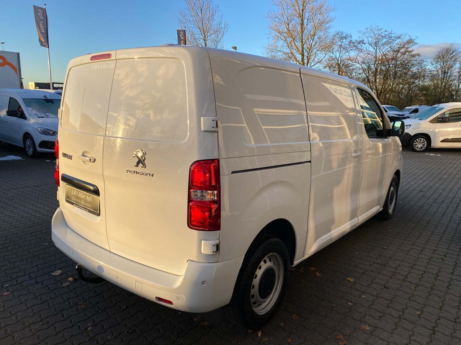 Hvid Peugeot Expert fra 2021 set udefra