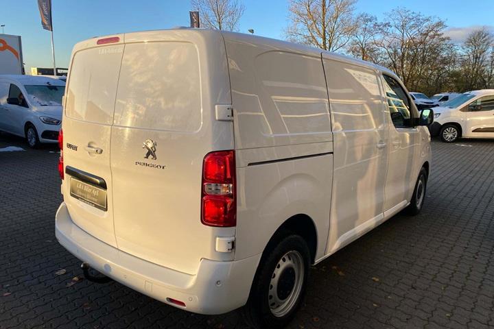 Hvid Peugeot Expert fra 2021 set udefra