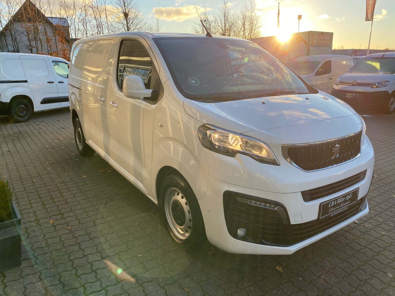 Hvid Peugeot Expert fra 2021 set udefra