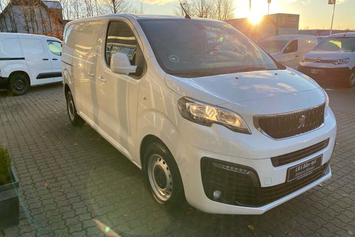 Hvid Peugeot Expert fra 2021 set udefra