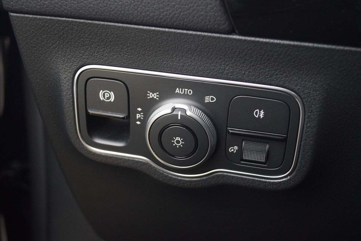 Blå Mercedes EQA300 fra 2024