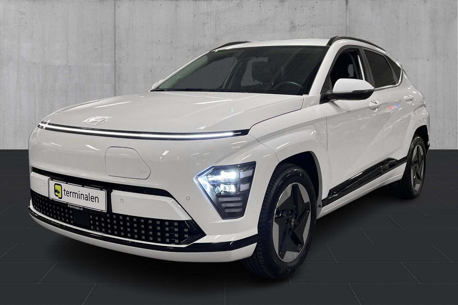 Hvid Hyundai Kona fra 2024 set udefra