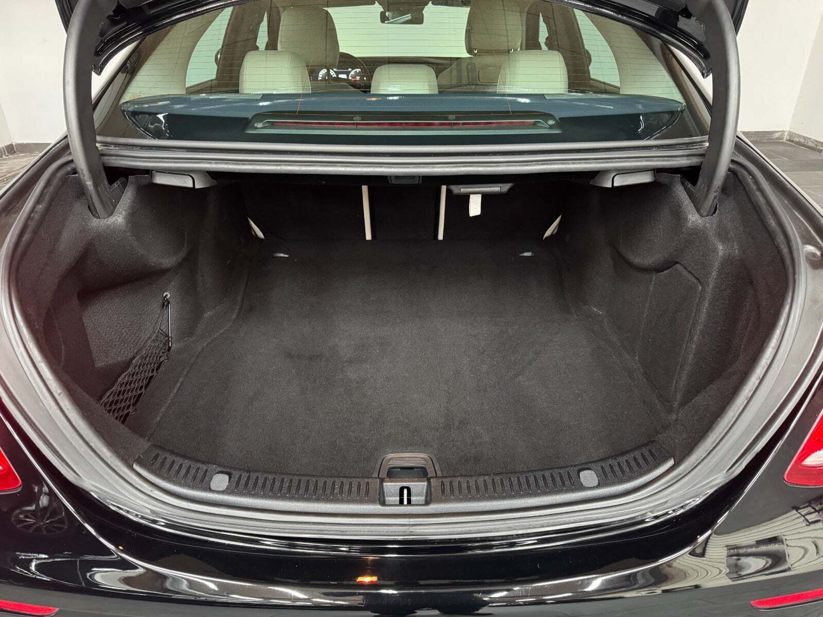 Sort Mercedes E220 d fra 2017