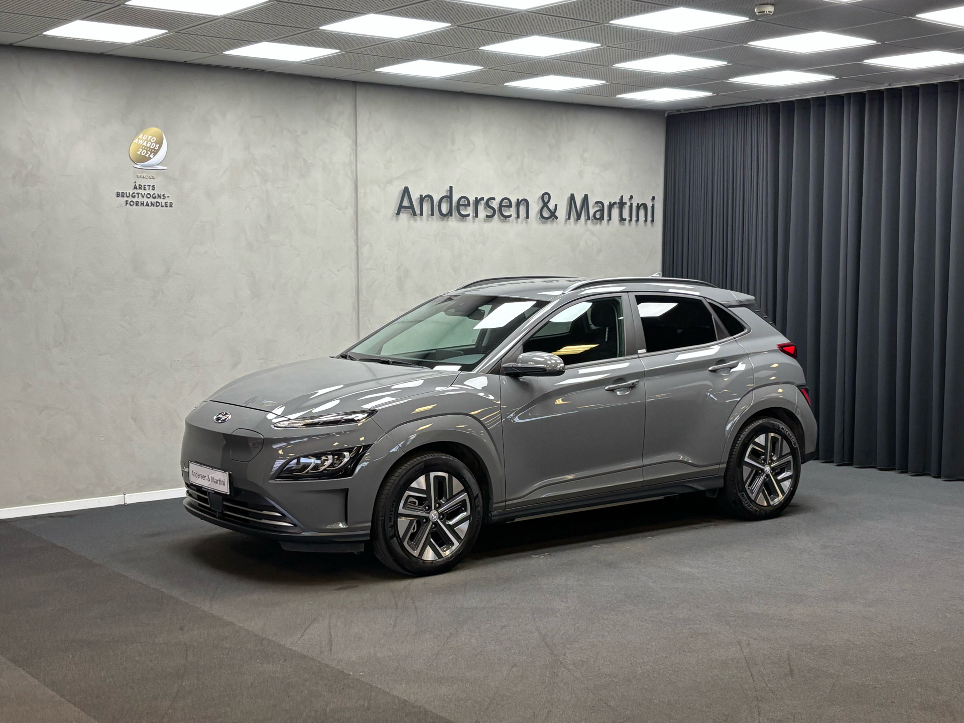 Grå Hyundai Kona fra 2021 set udefra