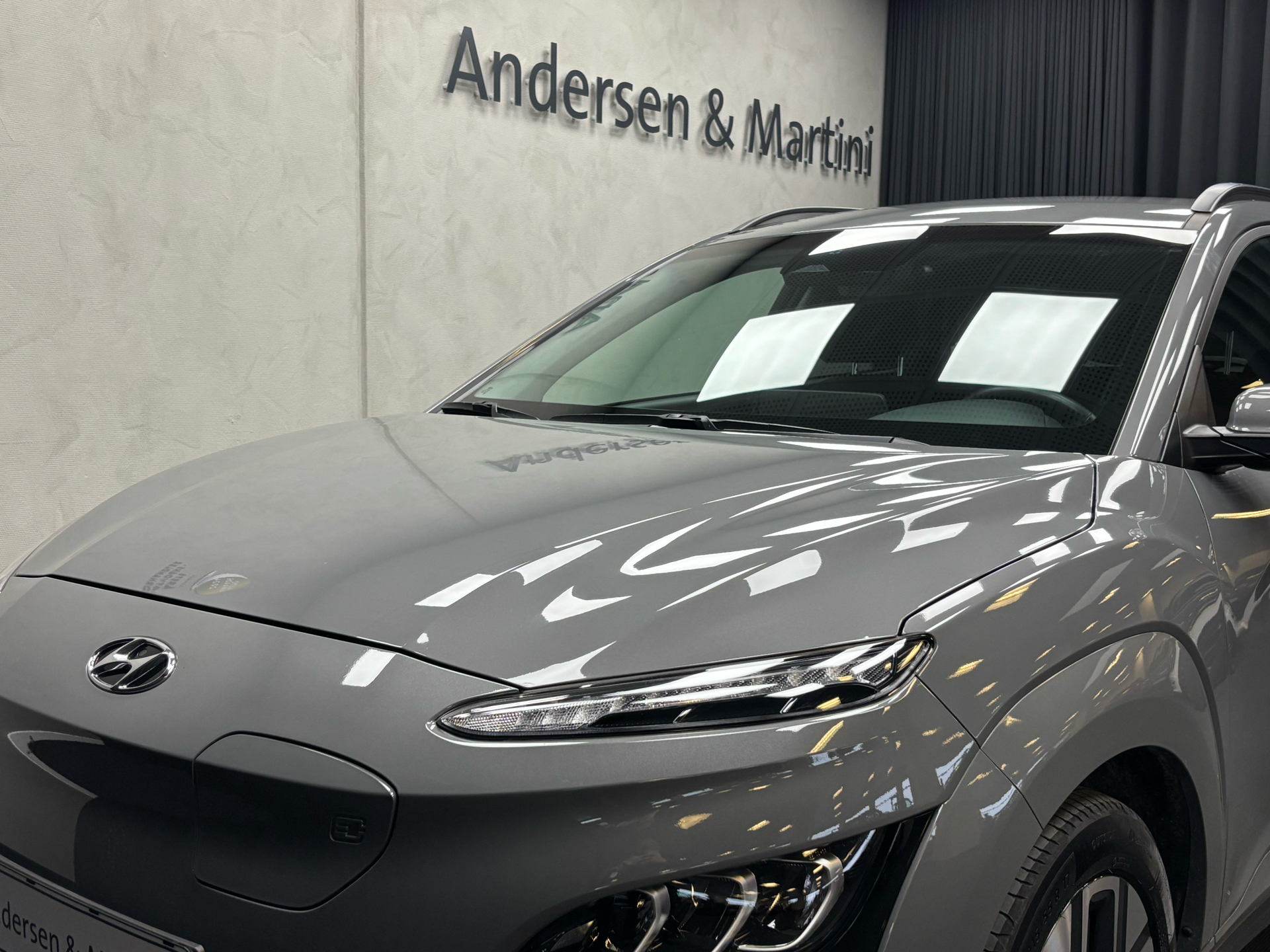 Grå Hyundai Kona fra 2021