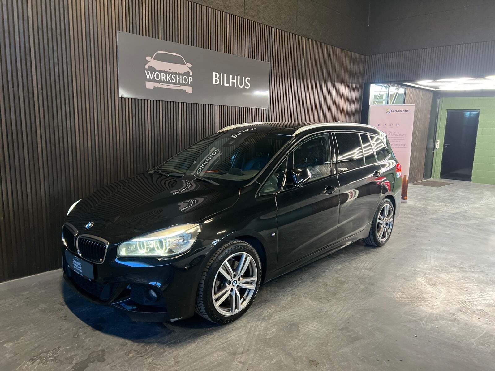 Sort BMW 220d fra 2016 set udefra