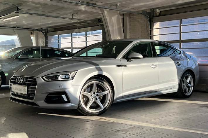 Sølv Audi A5 fra 2018 set udefra