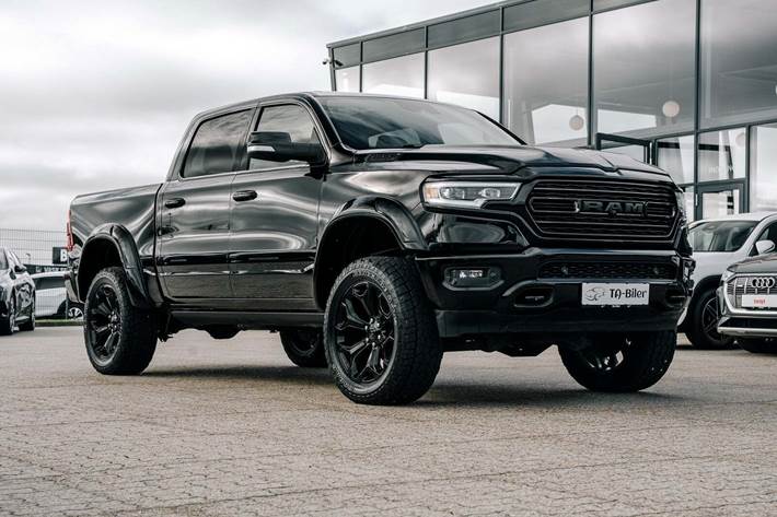 Sort Dodge RAM 1500 fra 2019 set udefra