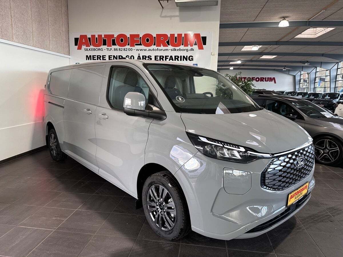 Grå Ford E-Transit Custom 340L fra 2025 set udefra
