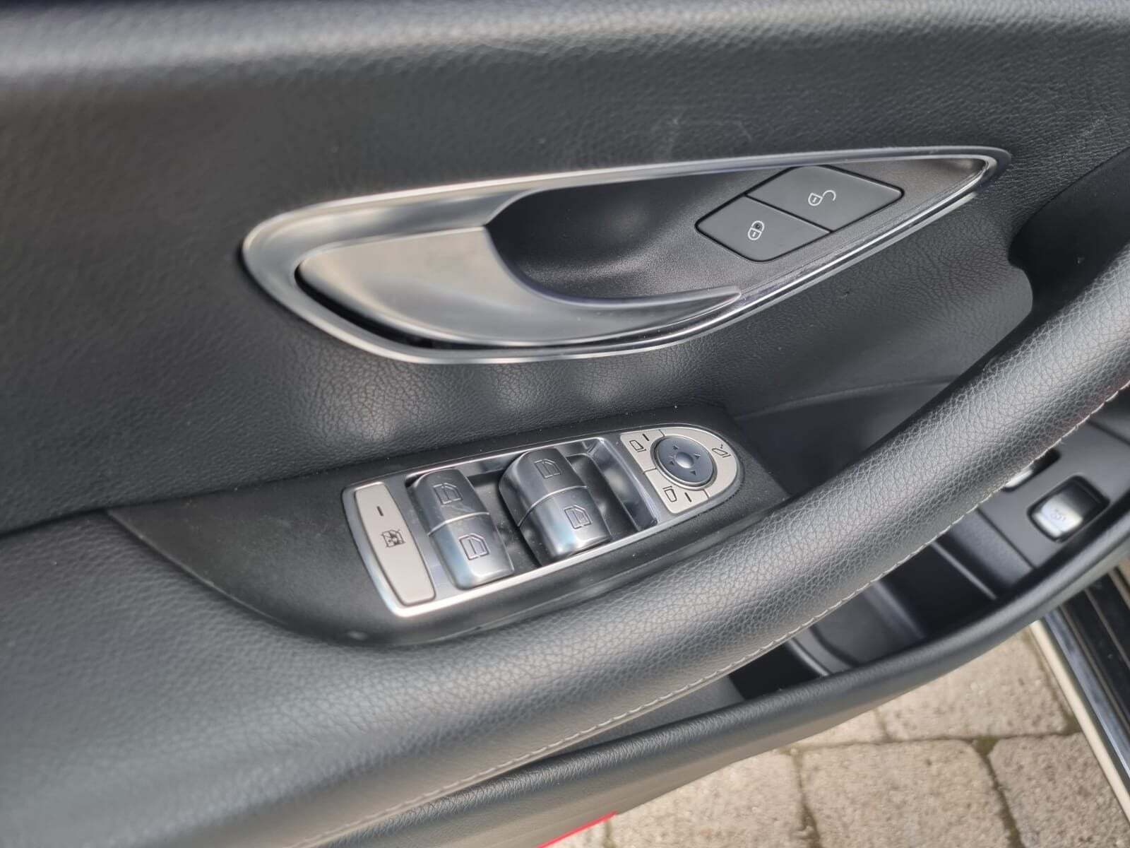 Sort Mercedes E220 d fra 2018