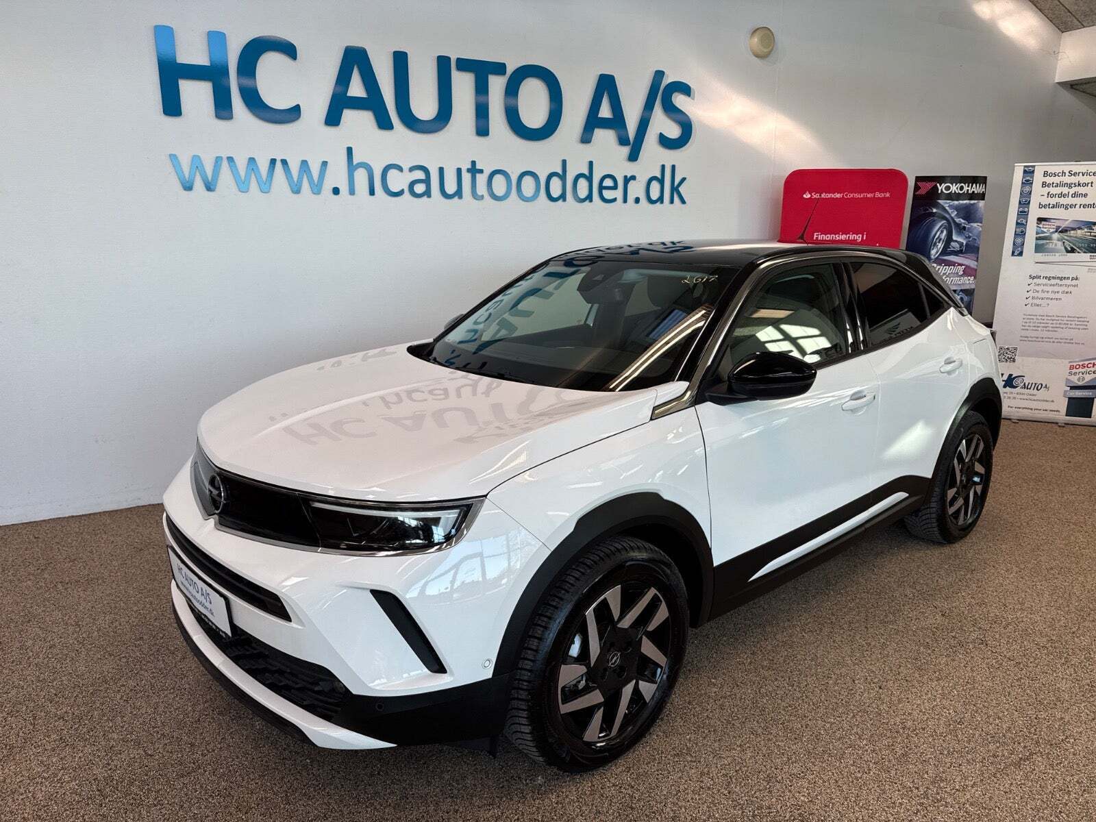 Hvid Opel Mokka-e fra 2023 set udefra