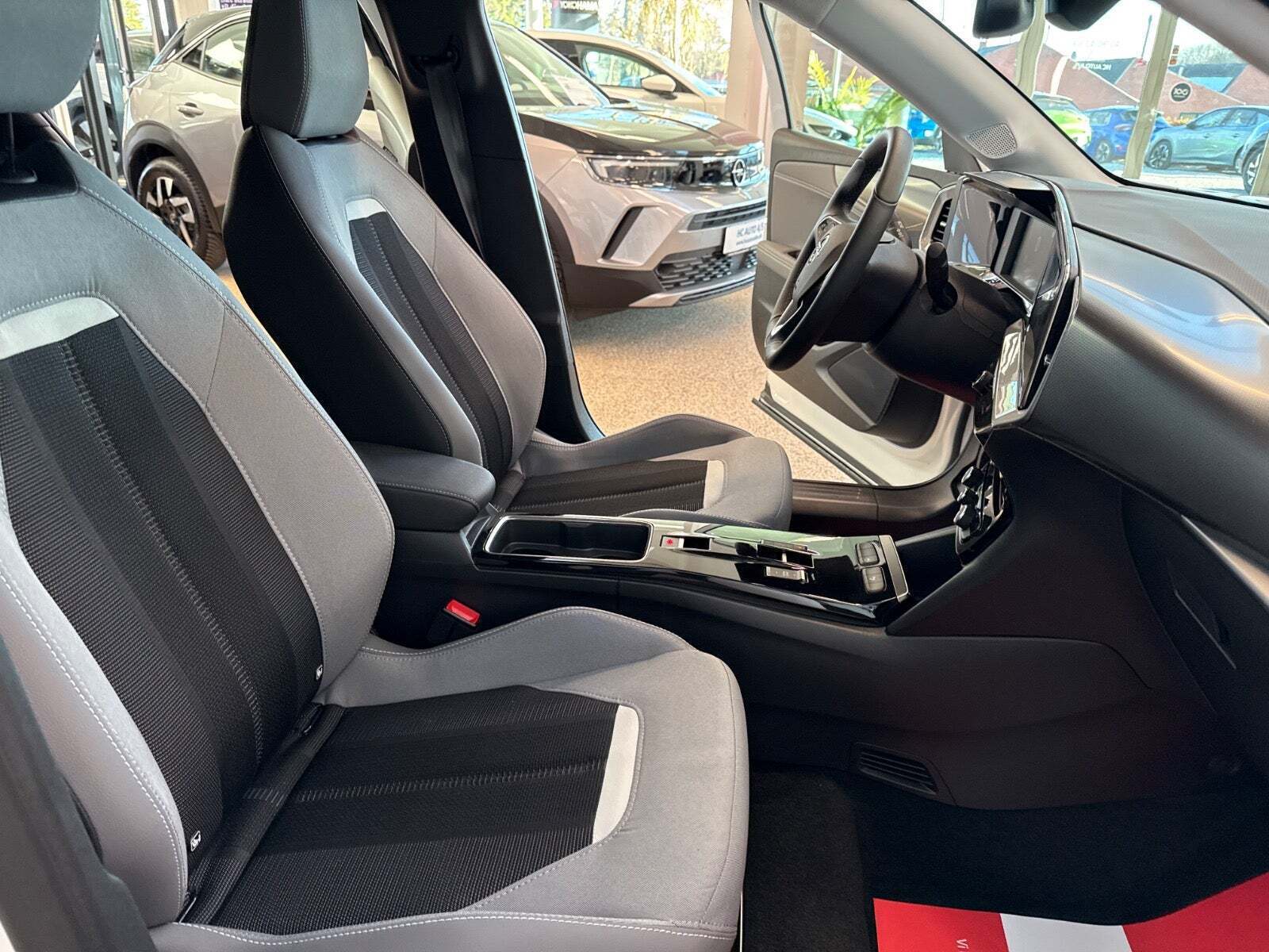 Hvid Opel Mokka-e fra 2023